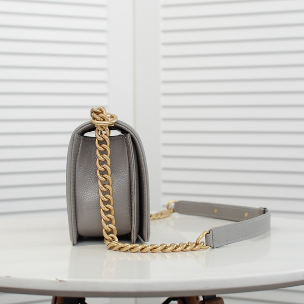 シャネルバッグ背面デザイン